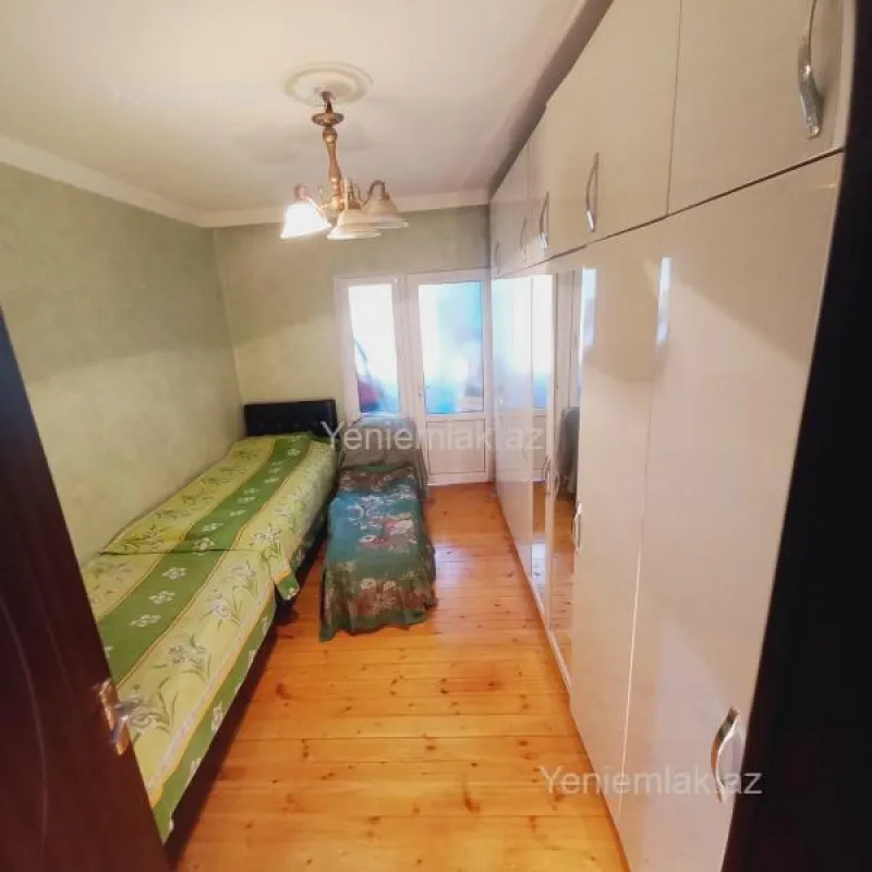 Satılır 2 otaqlı köhnə tikili 65 m²