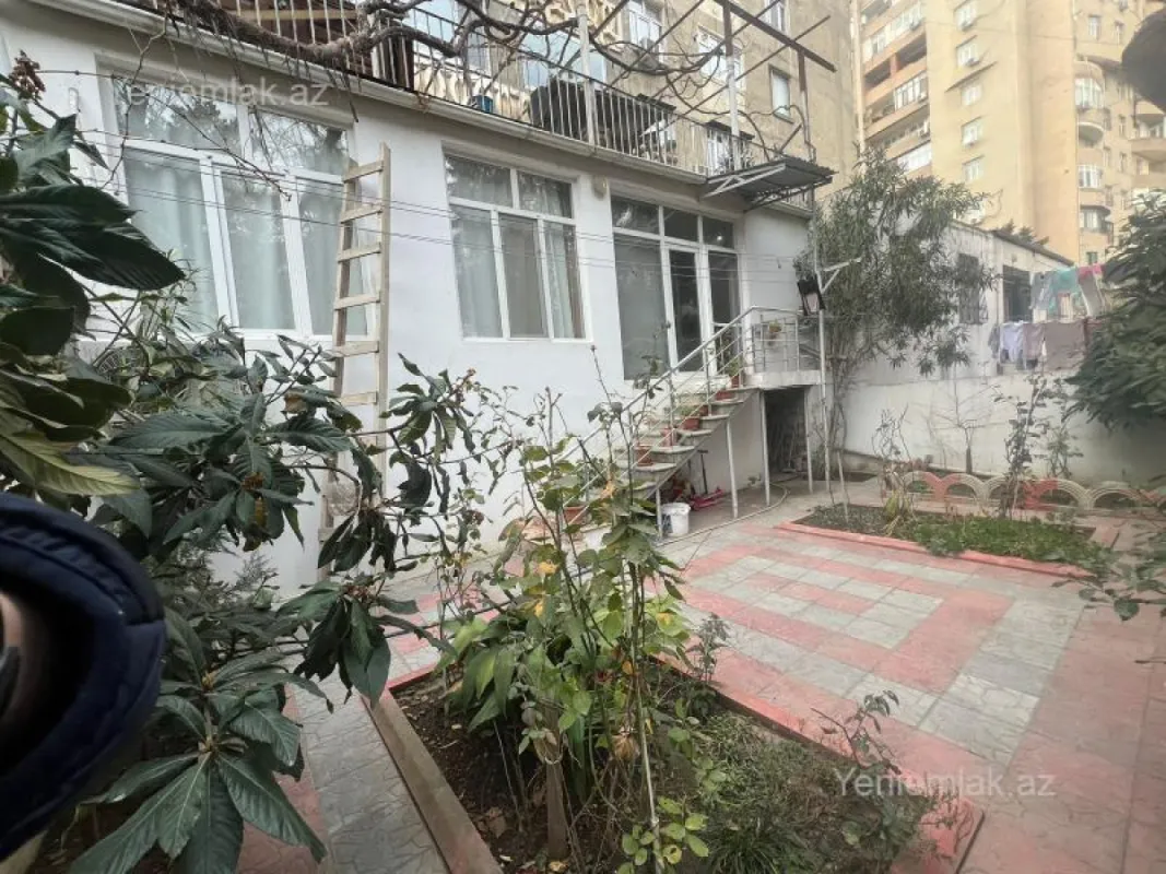 Satılır 6 otaqlı köhnə tikili 150 m²