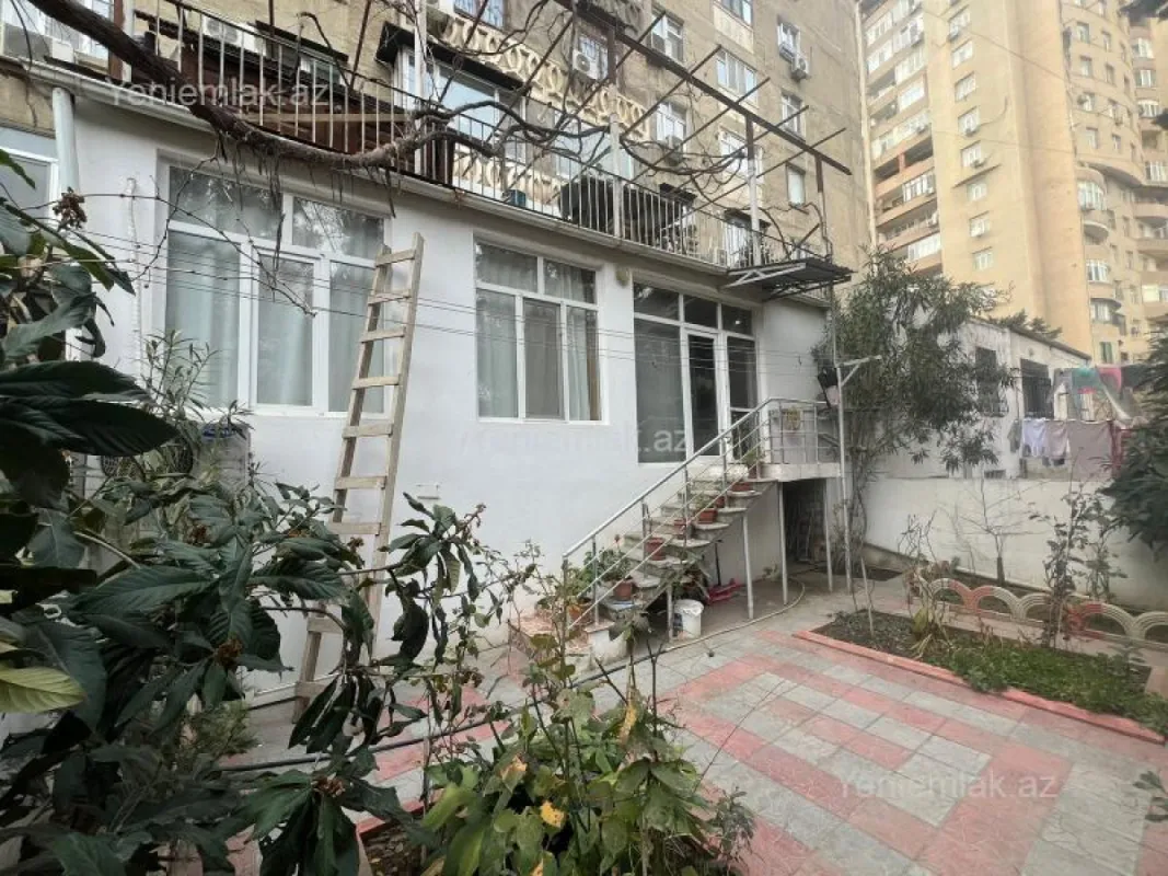 Satılır 6 otaqlı köhnə tikili 150 m²