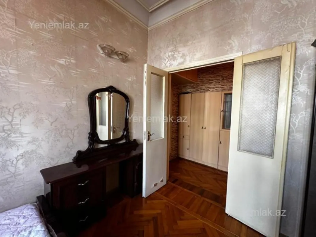 Satılır 2 otaqlı köhnə tikili 55 m²