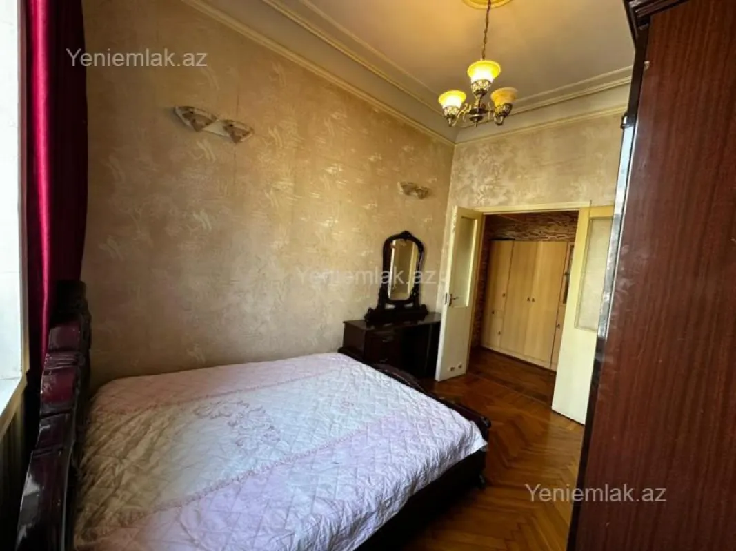 Satılır 2 otaqlı köhnə tikili 55 m²