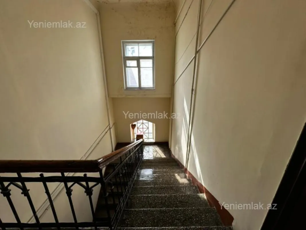 Satılır 2 otaqlı köhnə tikili 55 m²