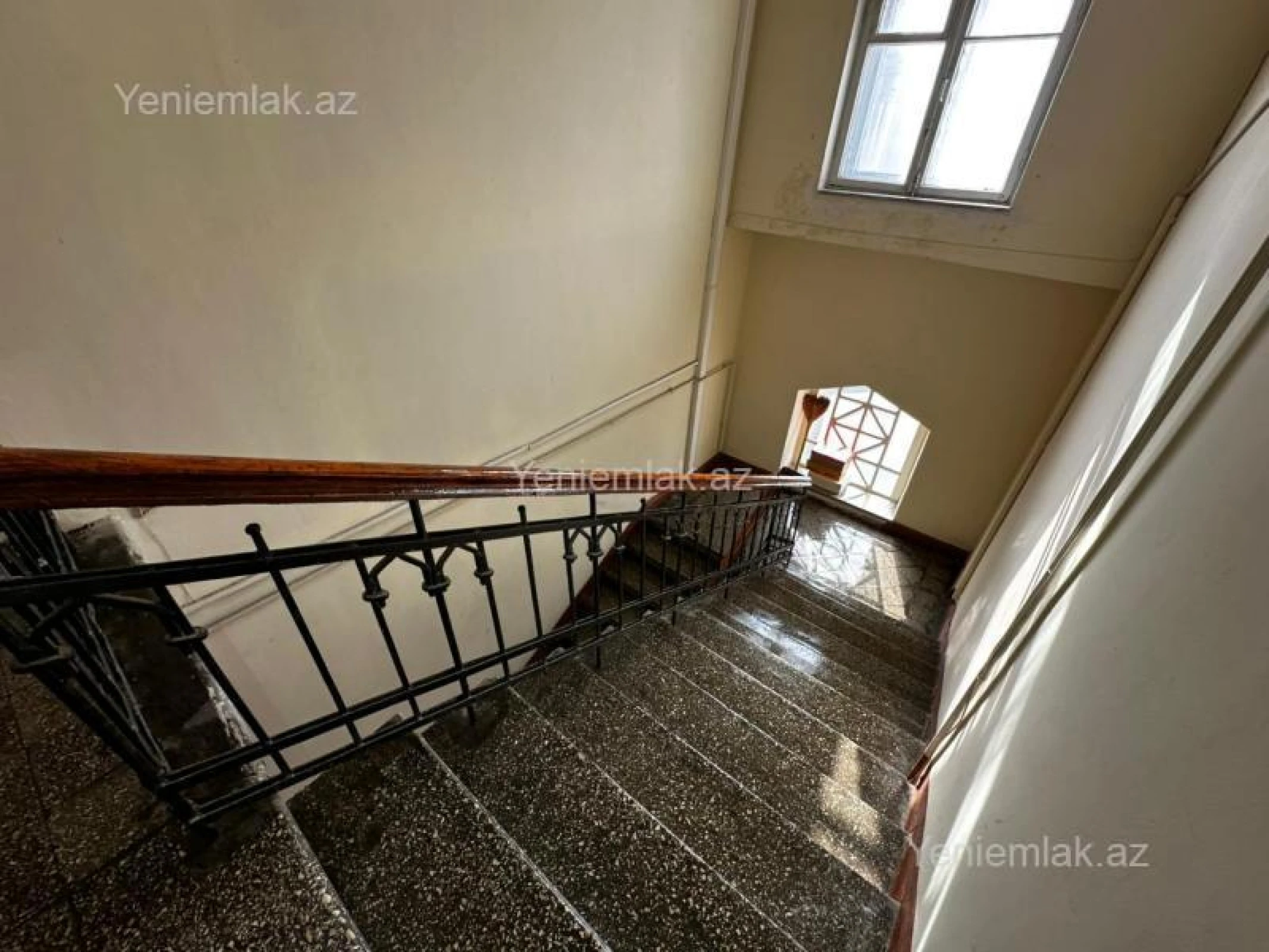 Satılır 2 otaqlı köhnə tikili 55 m²