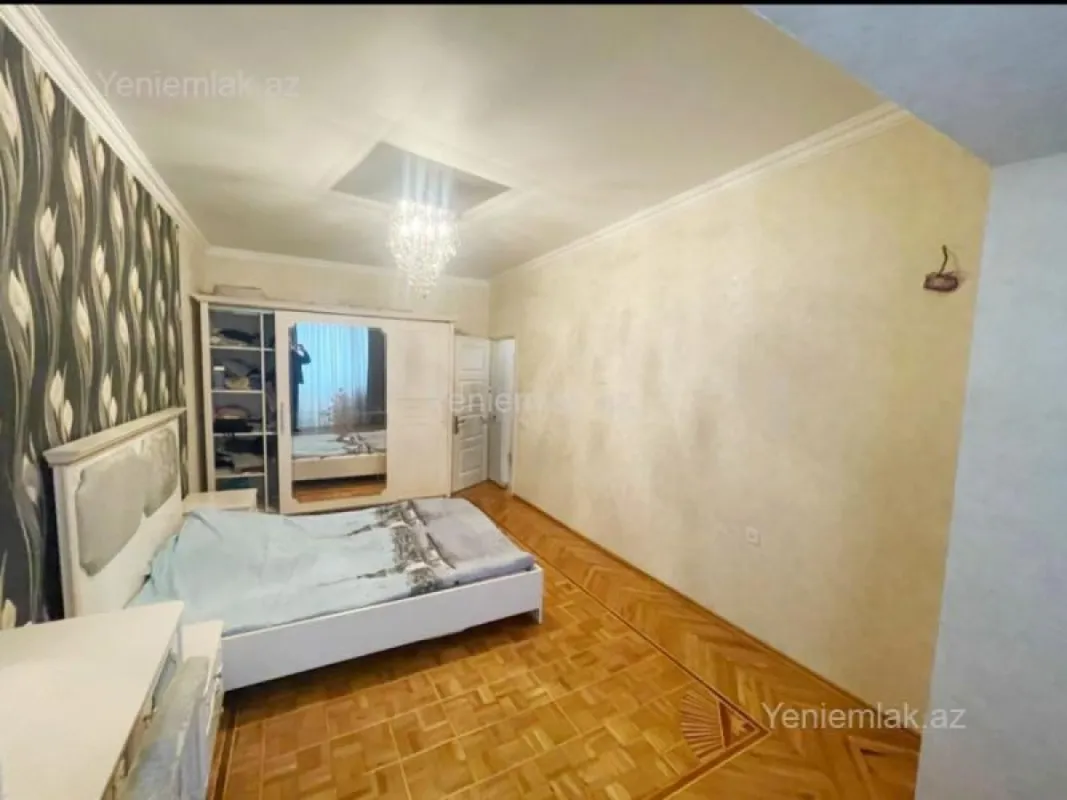 Satılır 4 otaqlı köhnə tikili 115 m²