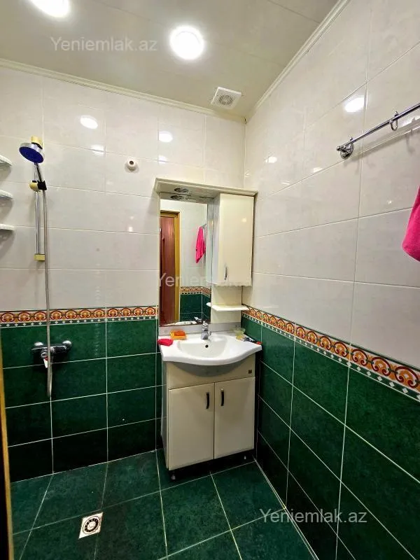 Satılır 4 otaqlı köhnə tikili 90 m²