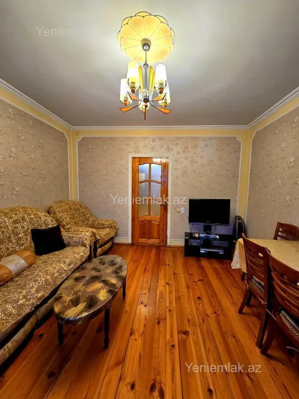 Satılır 4 otaqlı köhnə tikili 90 m²