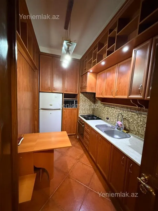 Satılır 4 otaqlı köhnə tikili 125 m²