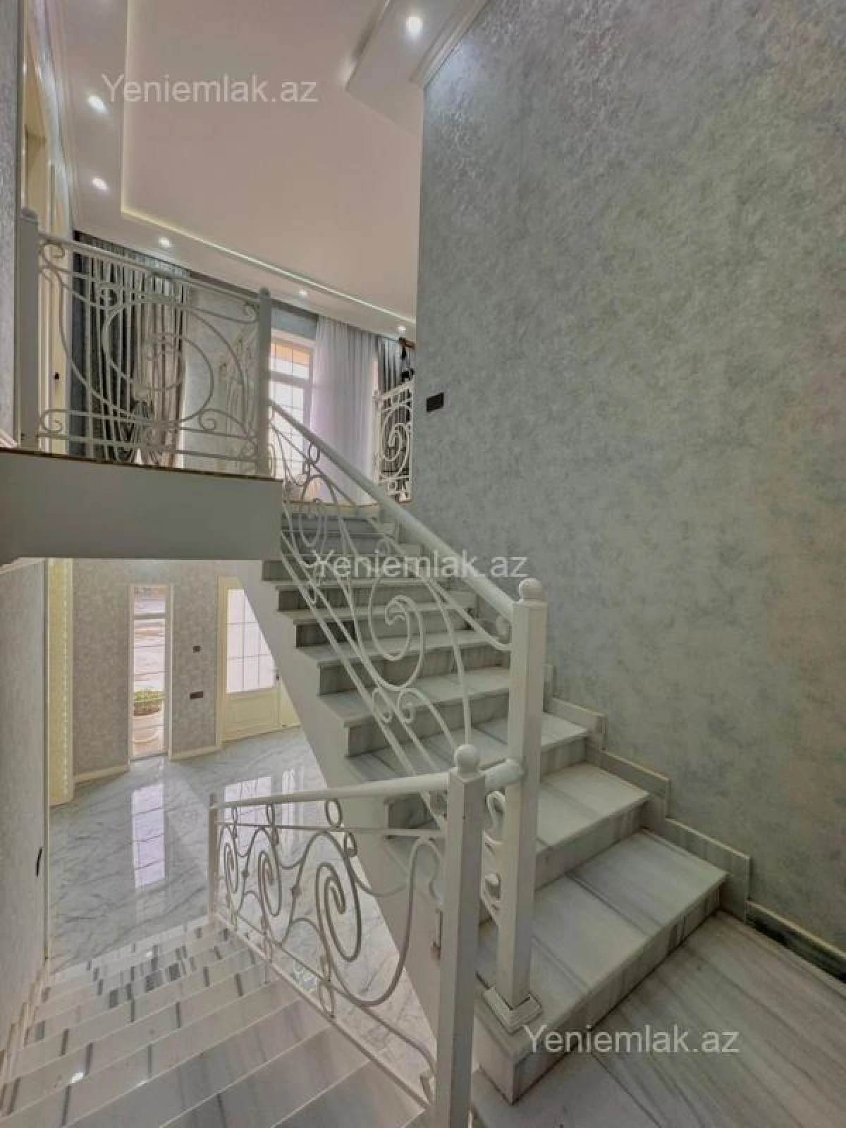 Satılır 5 otaqlı həyət evi 300 m²