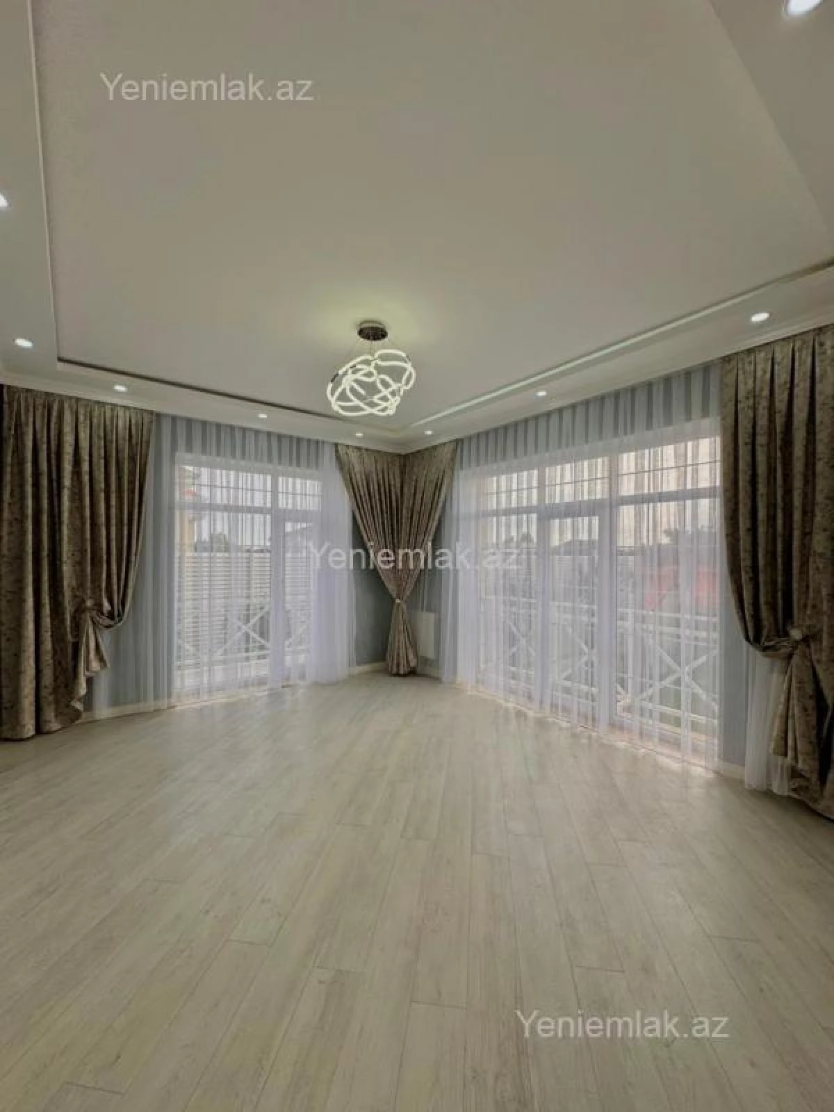 Satılır 5 otaqlı həyət evi 300 m²