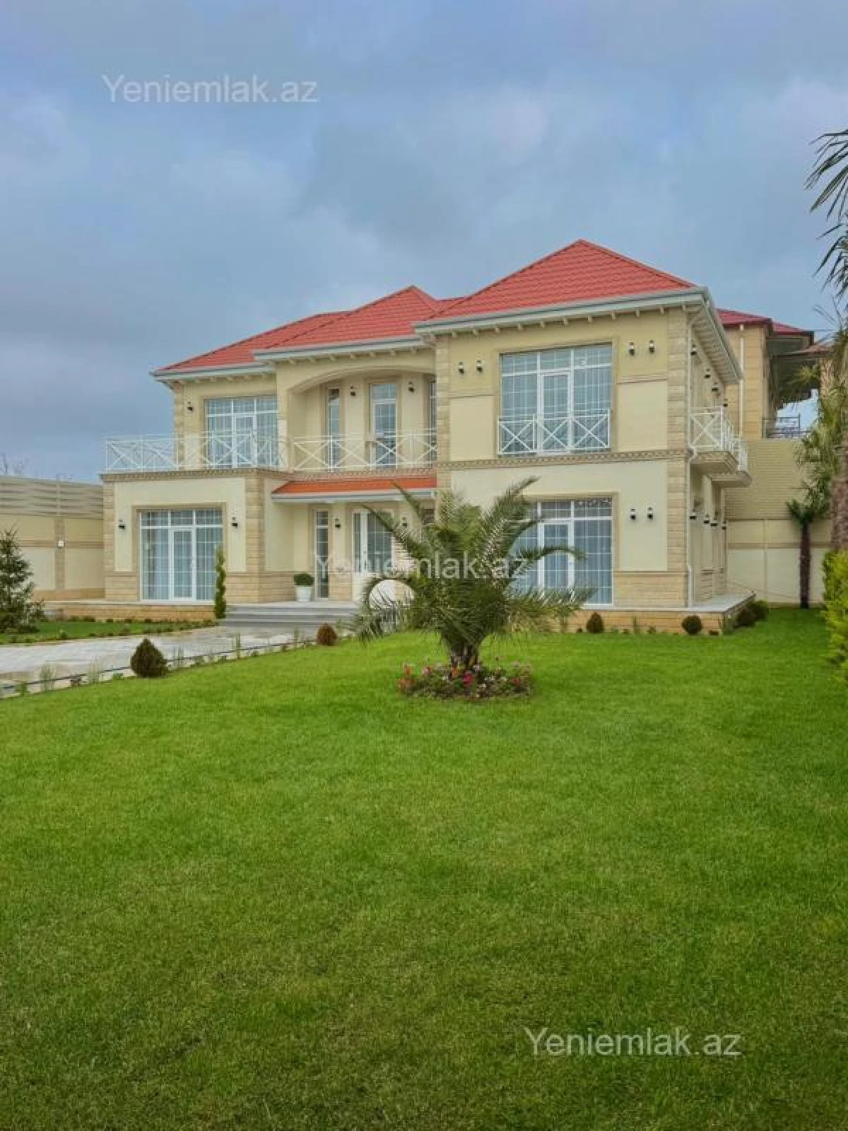 Satılır 5 otaqlı həyət evi 300 m²