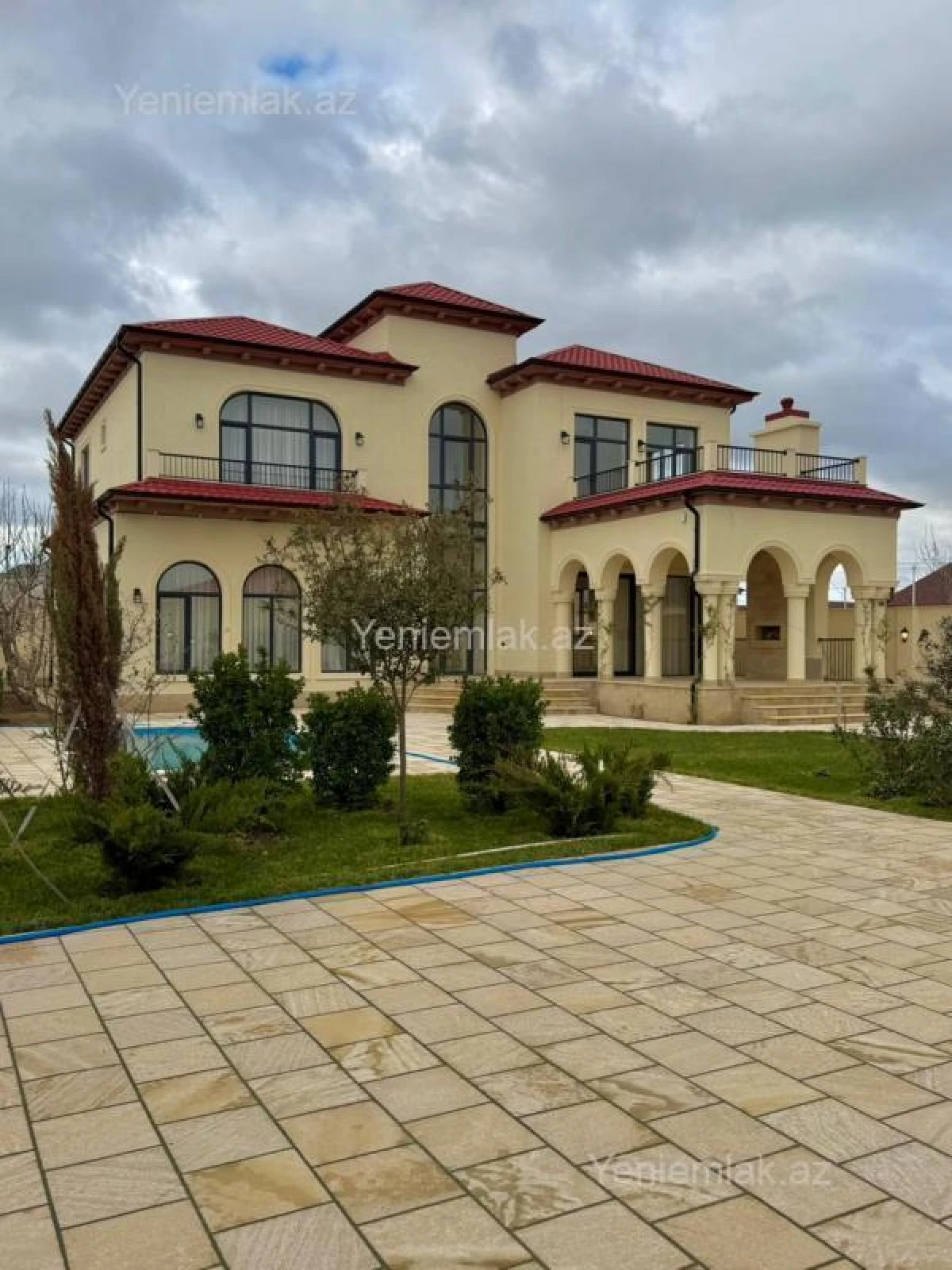 Satılır 6 otaqlı həyət evi 400 m²