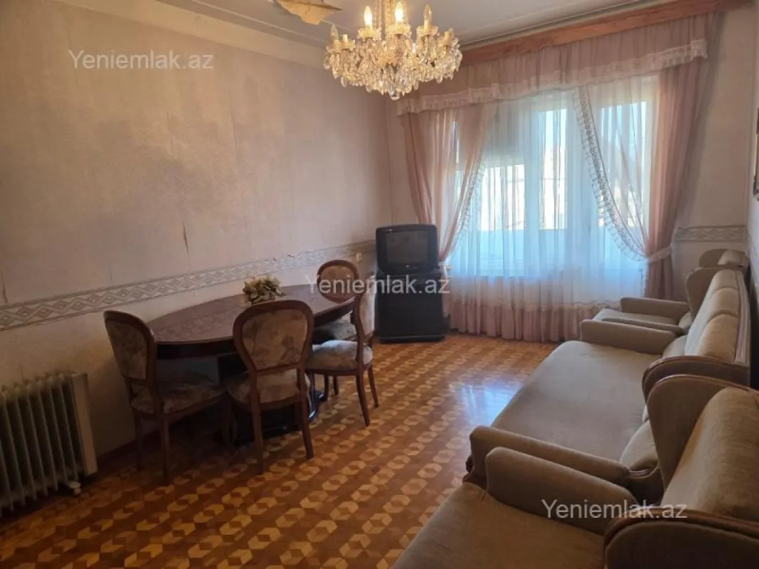 Satılır 4 otaqlı köhnə tikili 110 m²