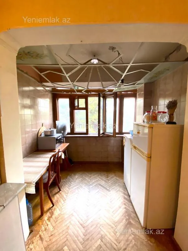 Satılır 4 otaqlı köhnə tikili 110 m²
