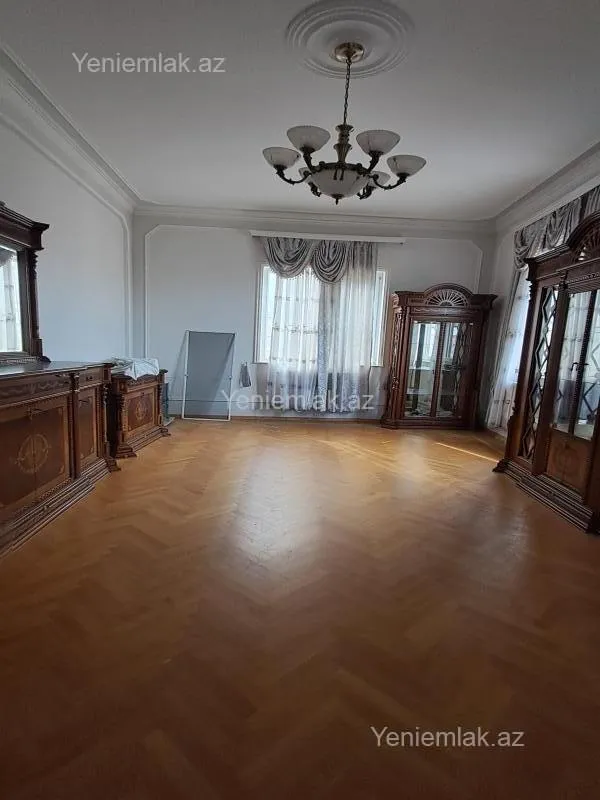 Satılır 6 otaqlı həyət evi 300 m²