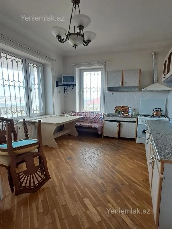 Satılır 6 otaqlı həyət evi 300 m²