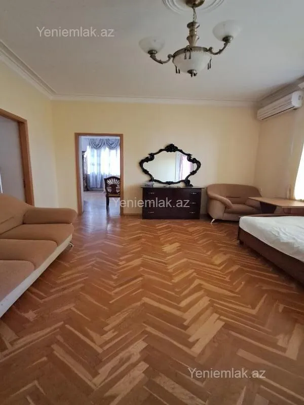 Satılır 6 otaqlı həyət evi 300 m²
