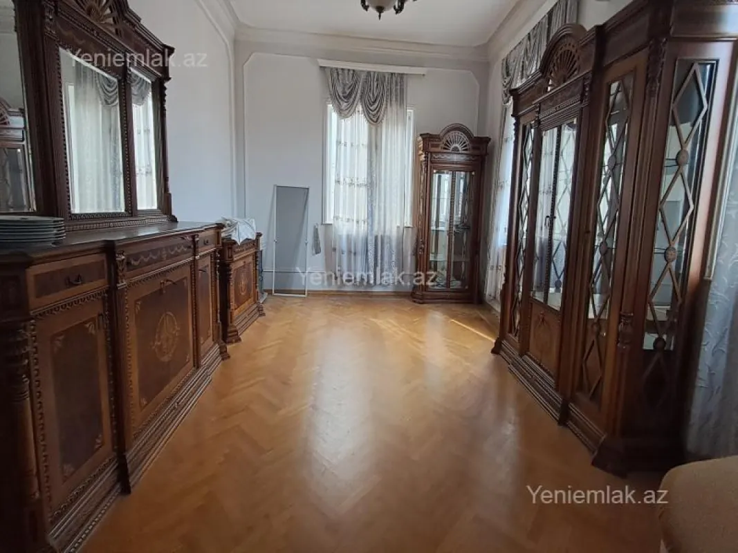 Satılır 6 otaqlı həyət evi 300 m²