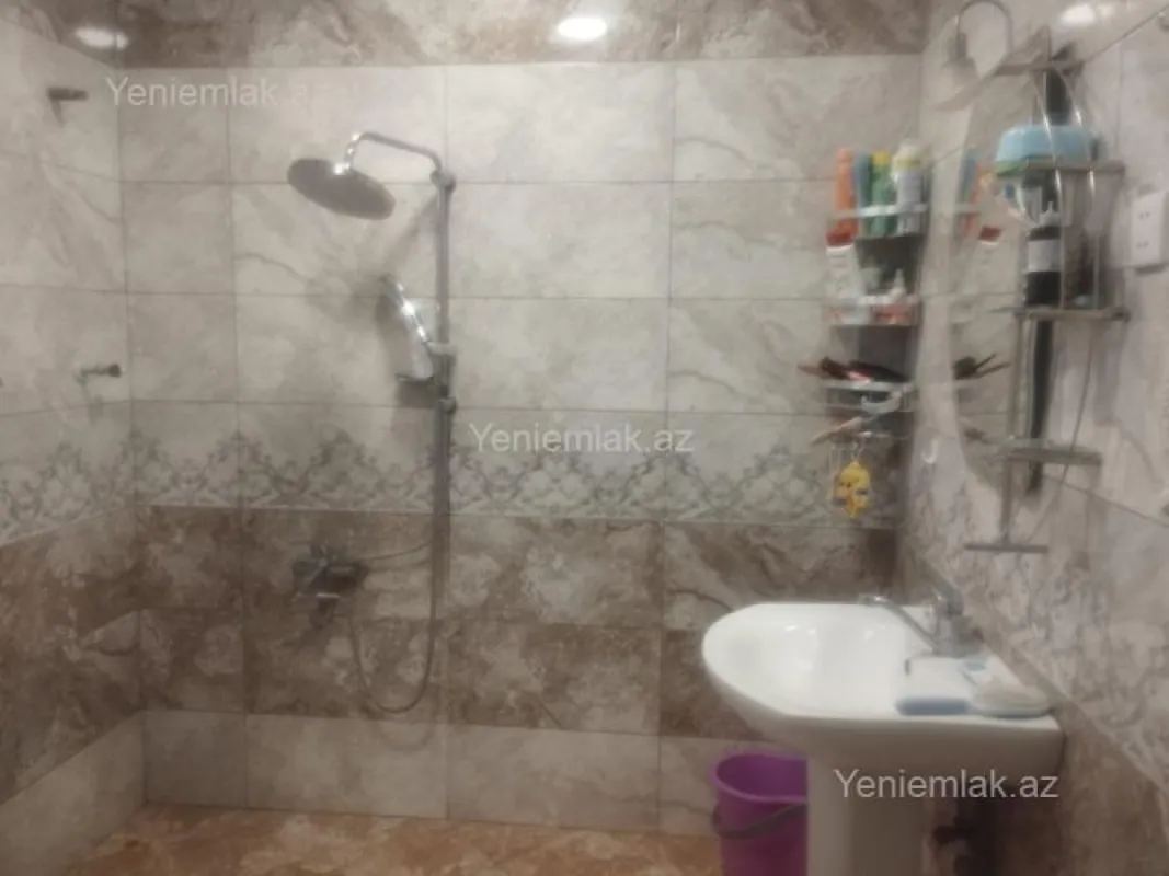 Satılır 5 otaqlı həyət evi 180 m²