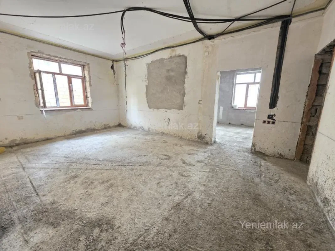 Satılır 8 otaqlı həyət evi 250 m²