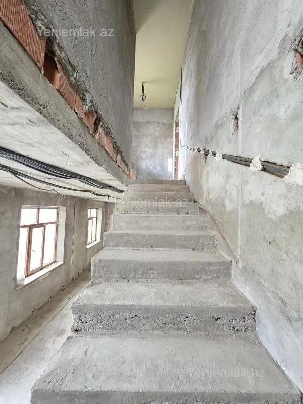 Satılır 8 otaqlı həyət evi 250 m²