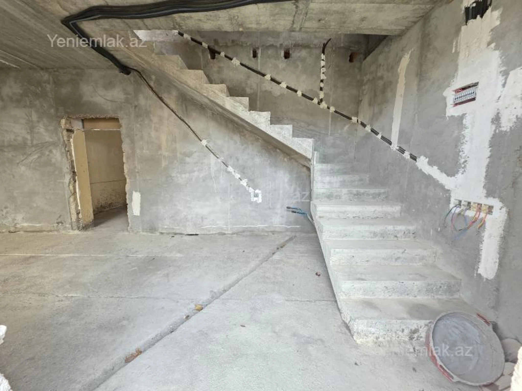 Satılır 8 otaqlı həyət evi 250 m²