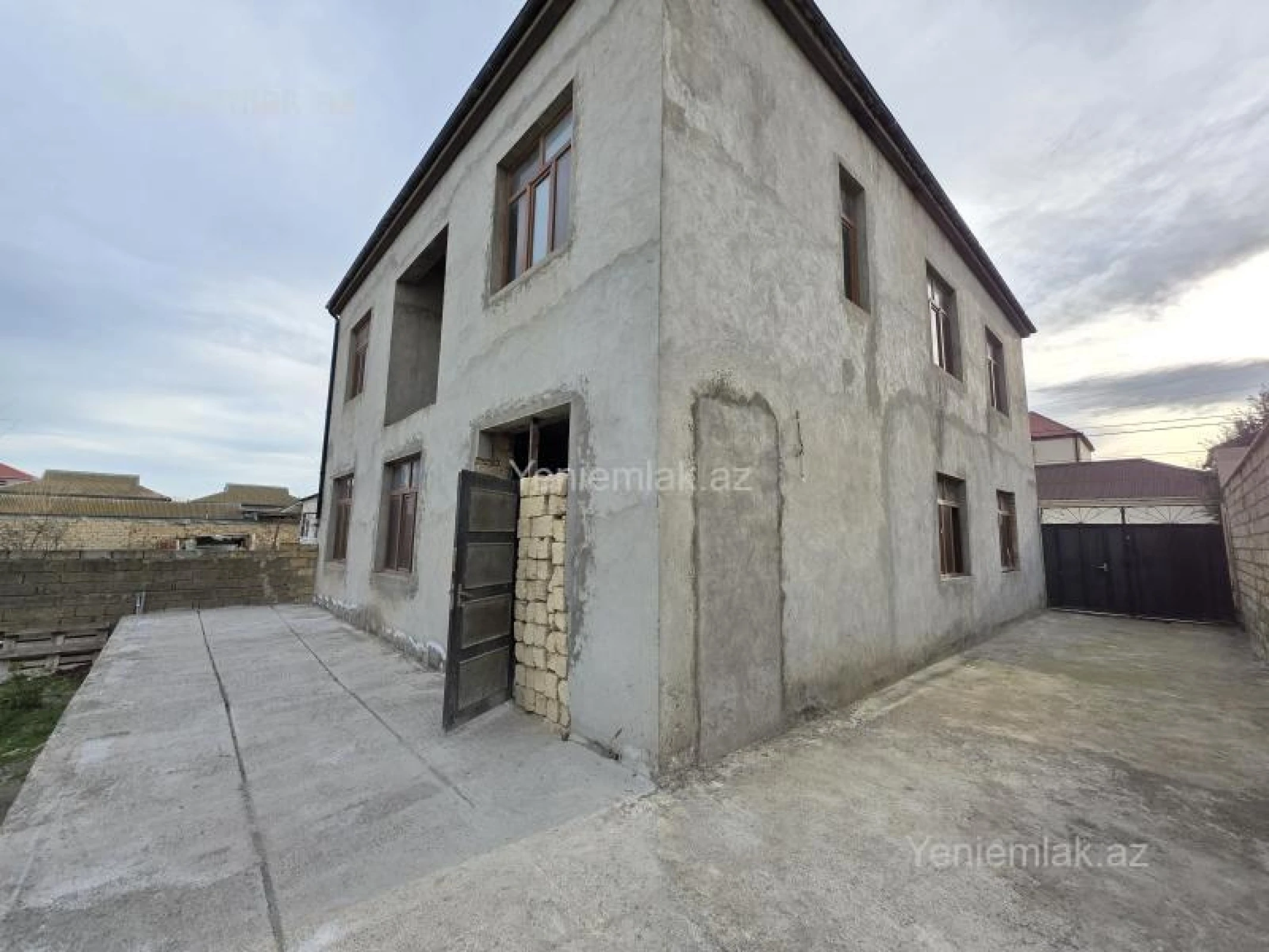 Satılır 8 otaqlı həyət evi 250 m²
