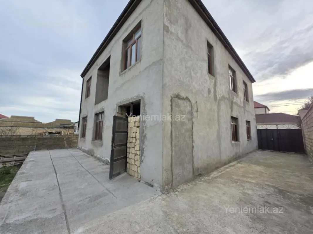 Satılır 8 otaqlı həyət evi 250 m²