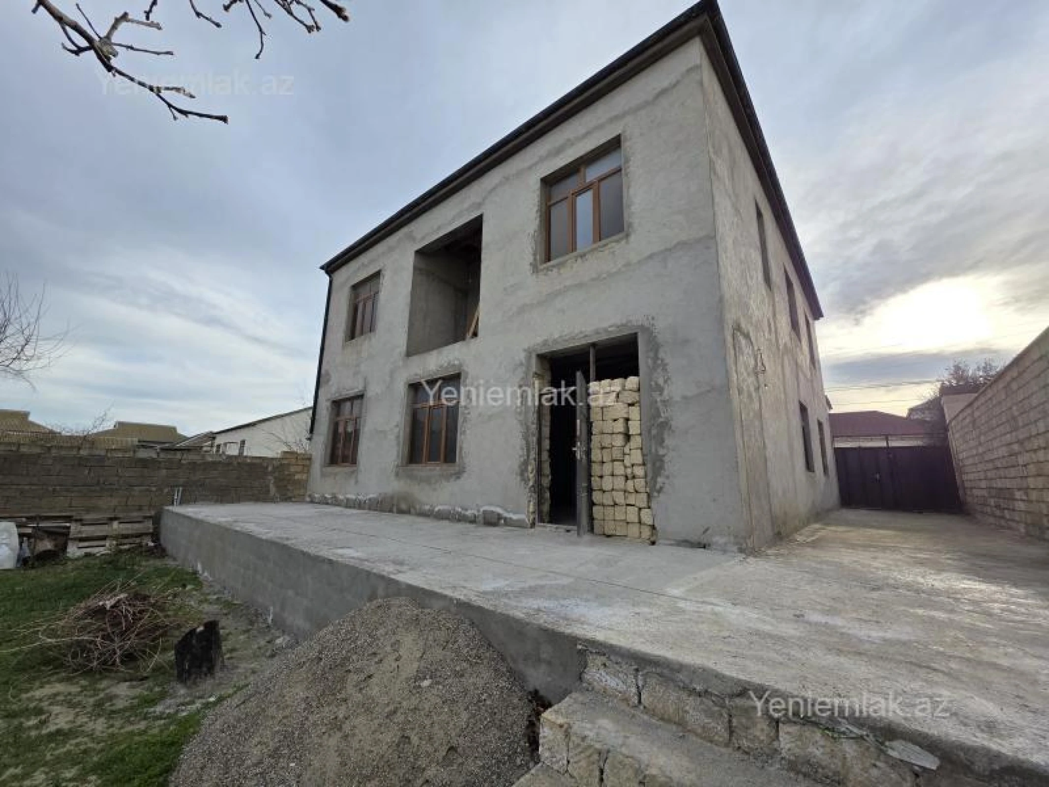 Satılır 8 otaqlı həyət evi 250 m²