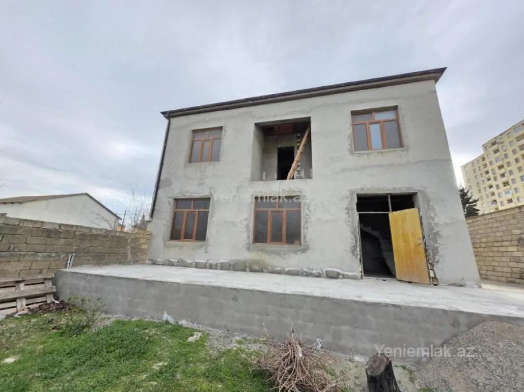 Satılır 8 otaqlı həyət evi 250 m²