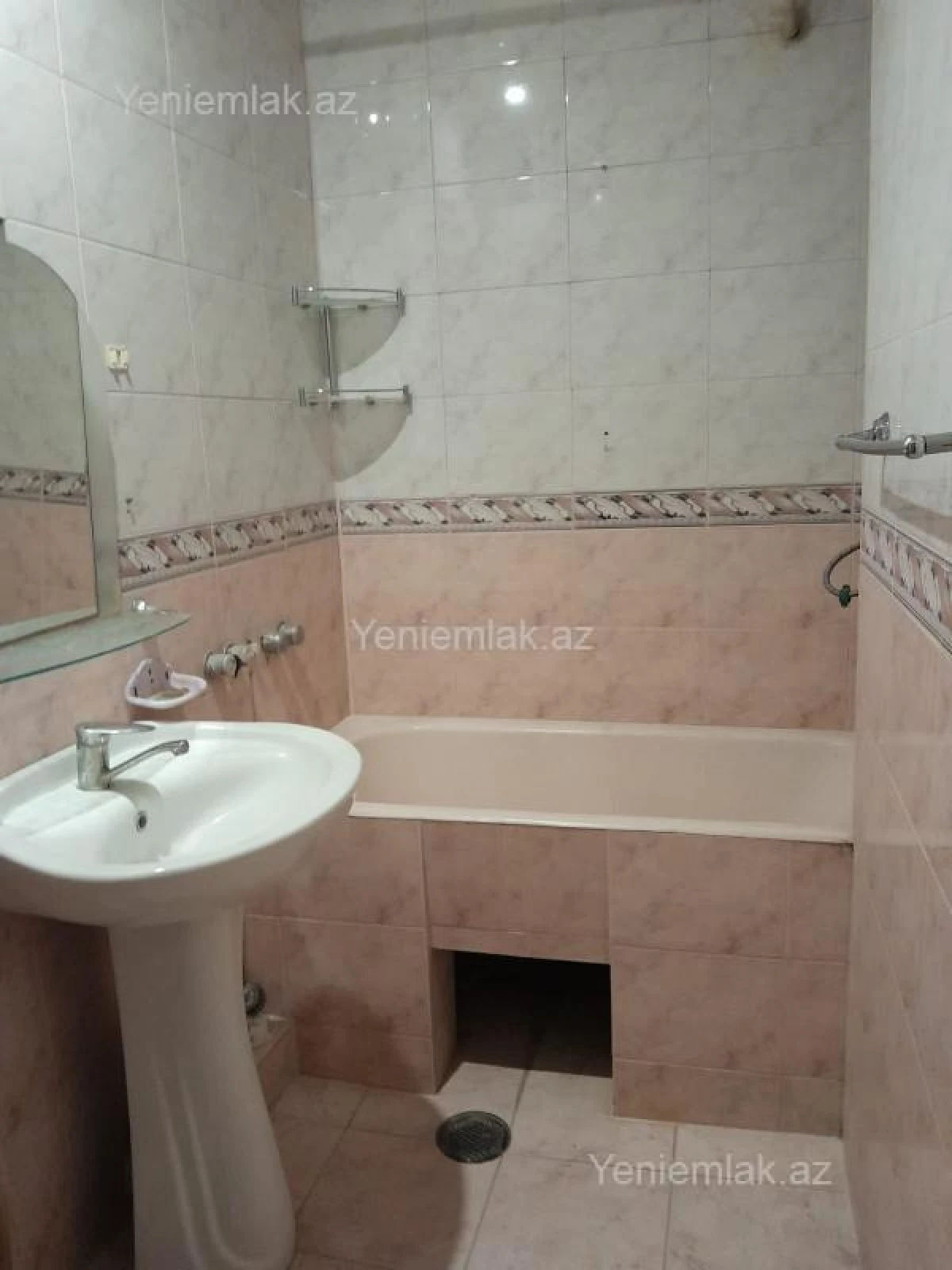 Satılır 5 otaqlı köhnə tikili 125 m²