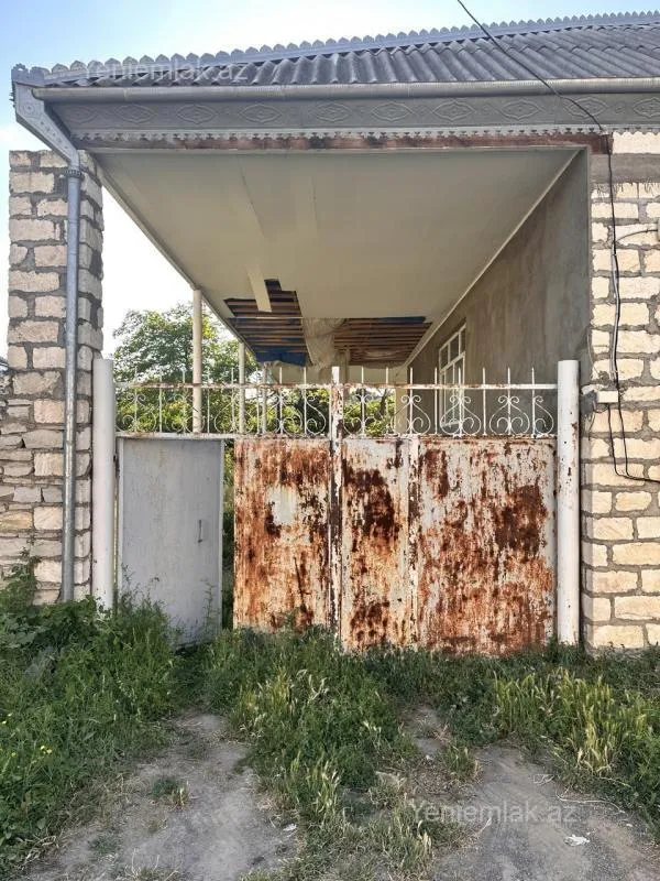 Satılır 3 otaqlı həyət evi 240 m²