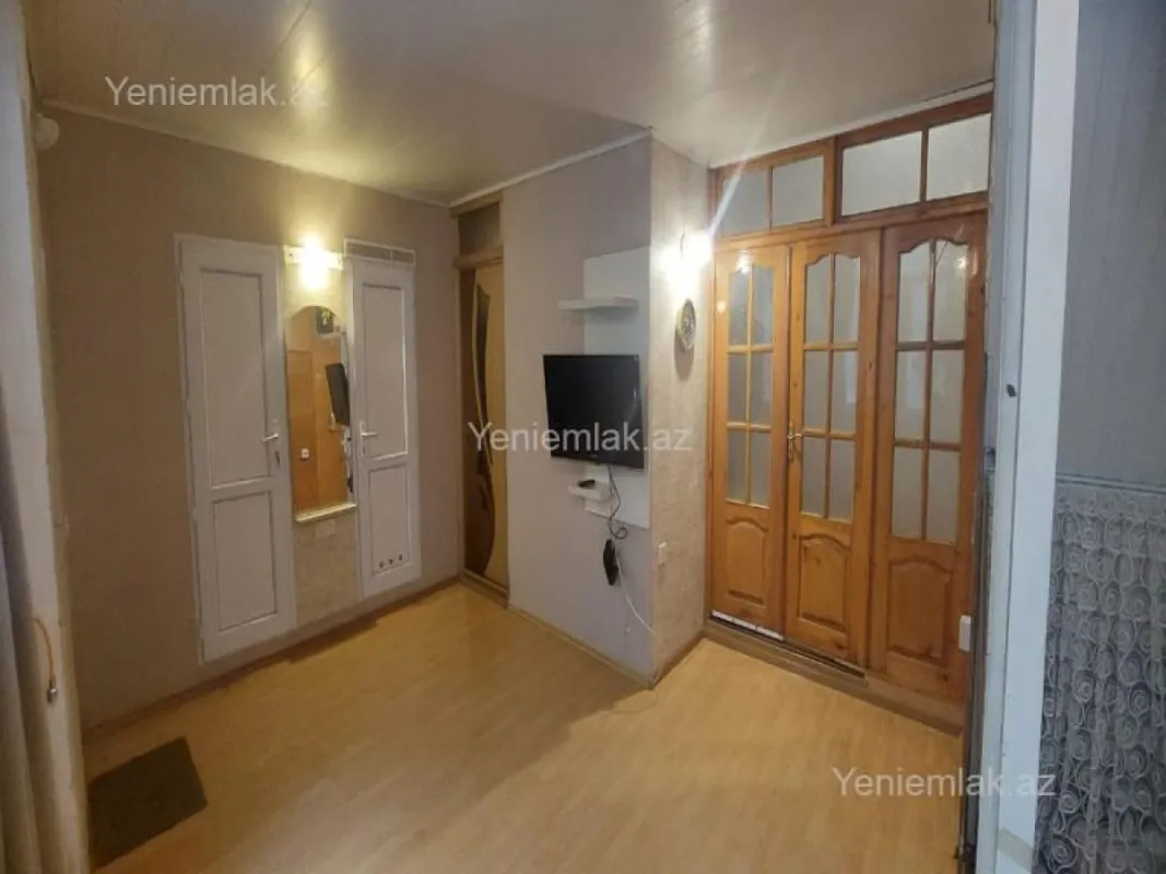 Satılır 2 otaqlı köhnə tikili 75 m²