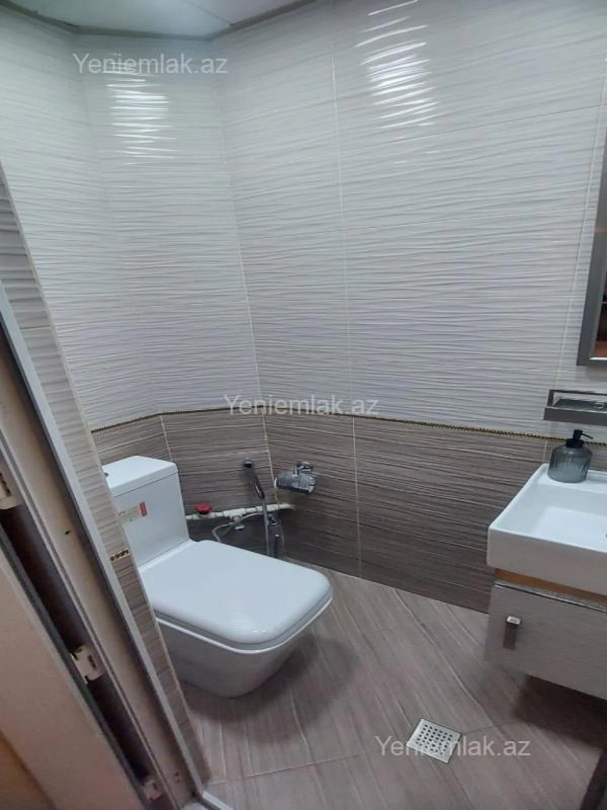 Satılır 2 otaqlı köhnə tikili 75 m²