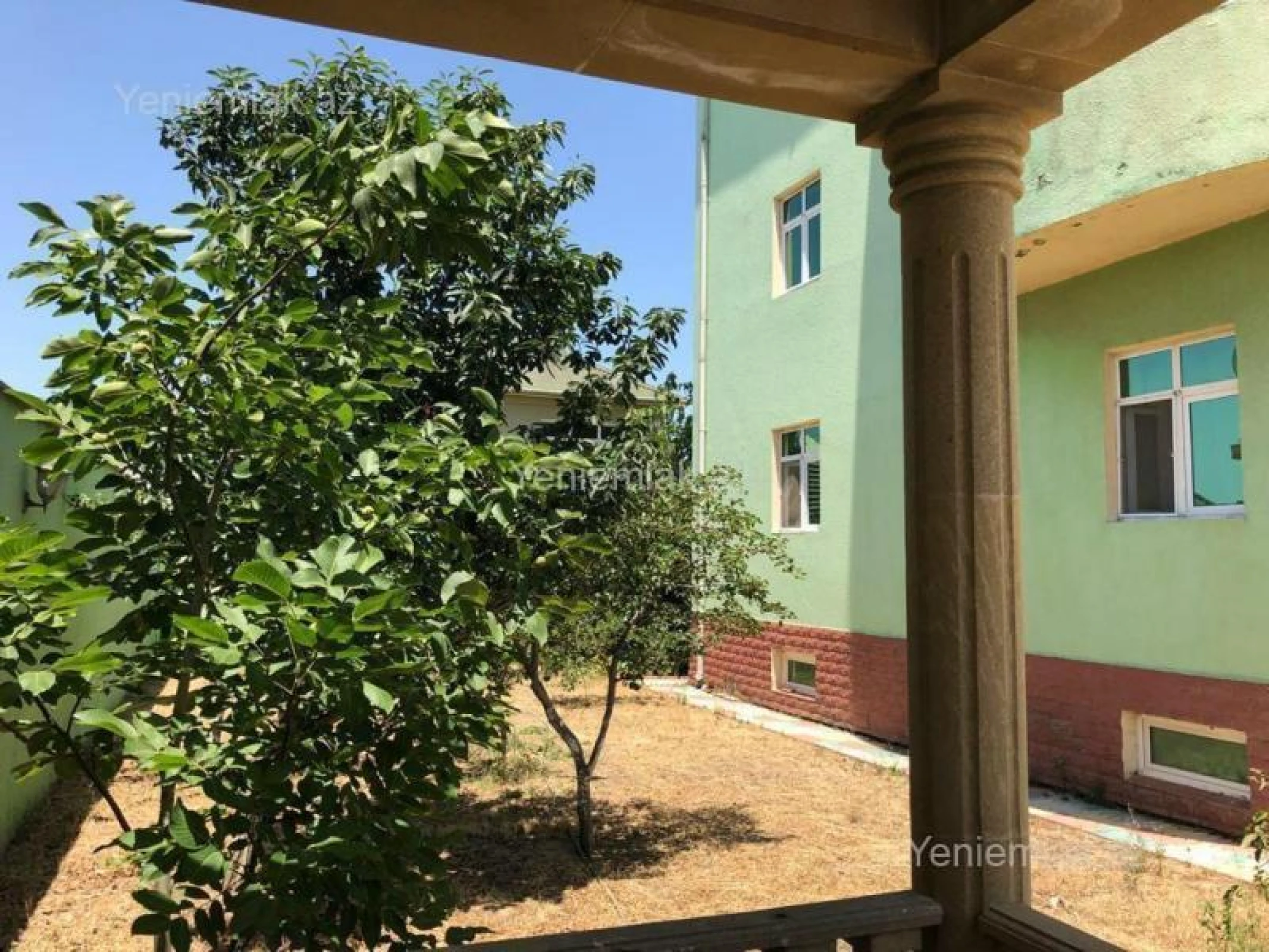 Satılır 10 otaqlı həyət evi 1100 m²