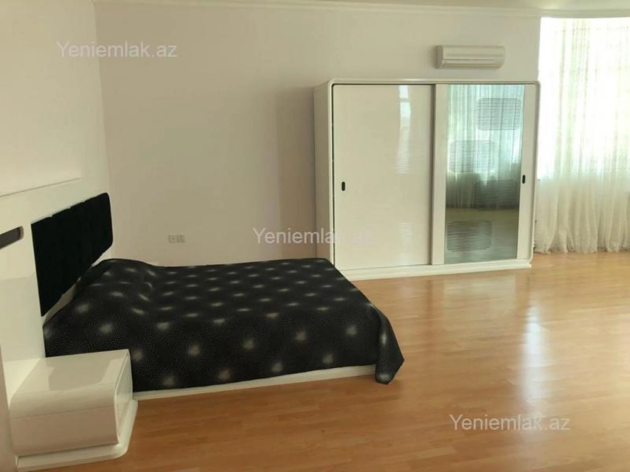 Satılır 10 otaqlı həyət evi 1100 m²