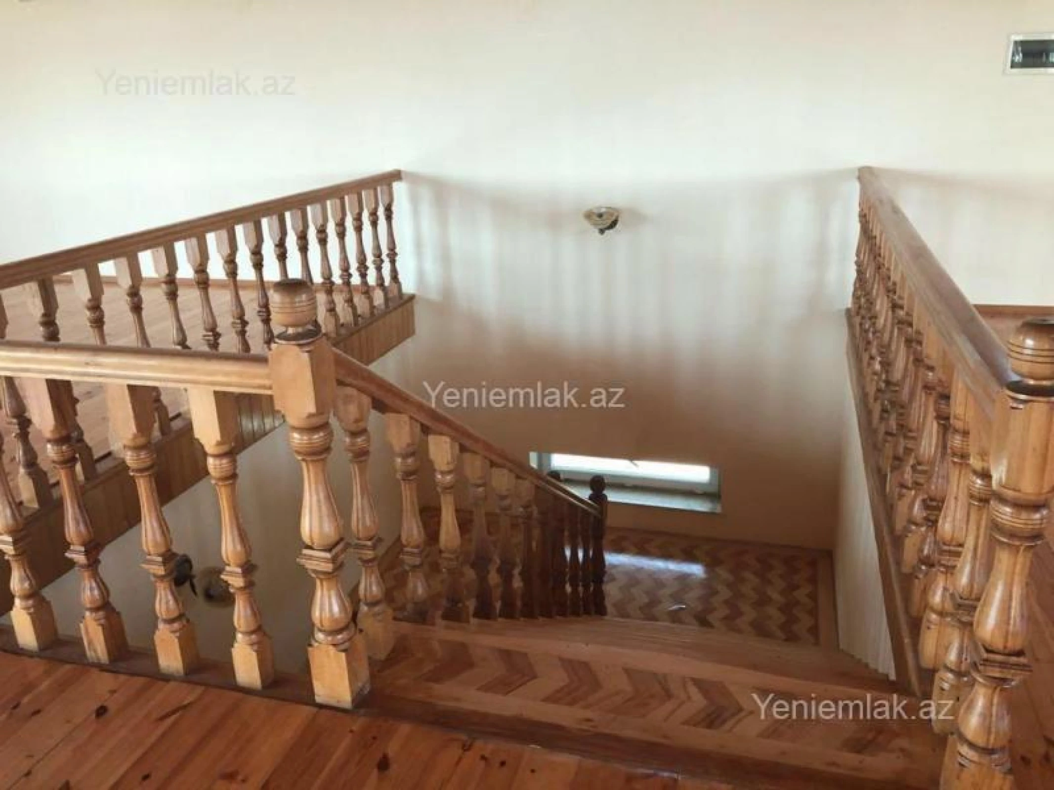 Satılır 10 otaqlı həyət evi 1100 m²