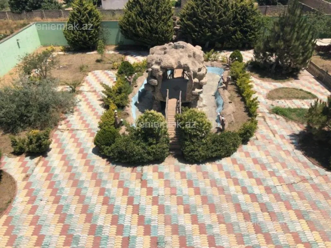 Satılır 10 otaqlı həyət evi 1100 m²