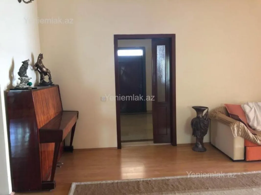 Satılır 10 otaqlı həyət evi 1100 m²