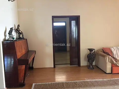 Satılır 10 otaqlı həyət evi 1100 m²
