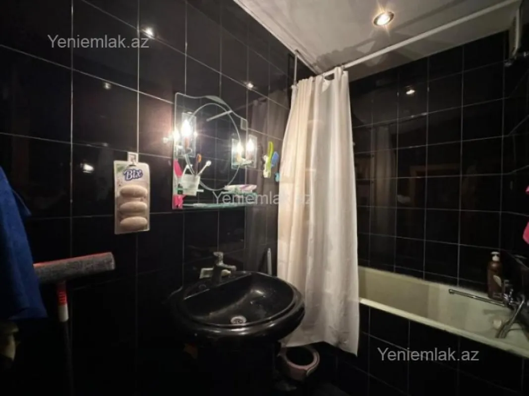 Satılır 4 otaqlı köhnə tikili 110 m²