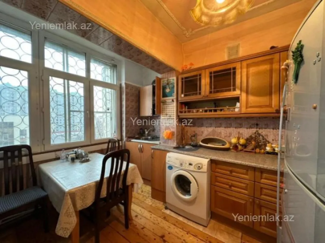 Satılır 4 otaqlı köhnə tikili 110 m²