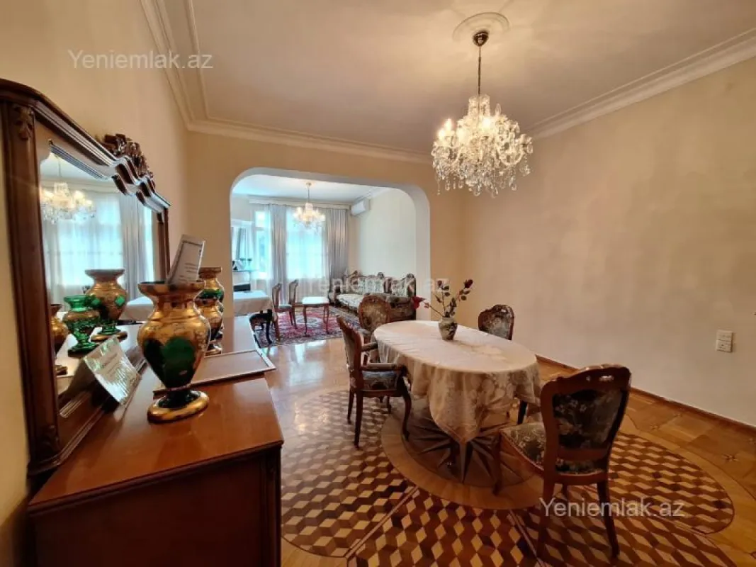 Satılır 4 otaqlı köhnə tikili 200 m²