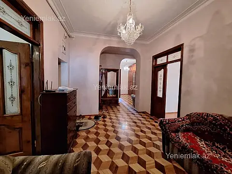 Satılır 4 otaqlı köhnə tikili 200 m²