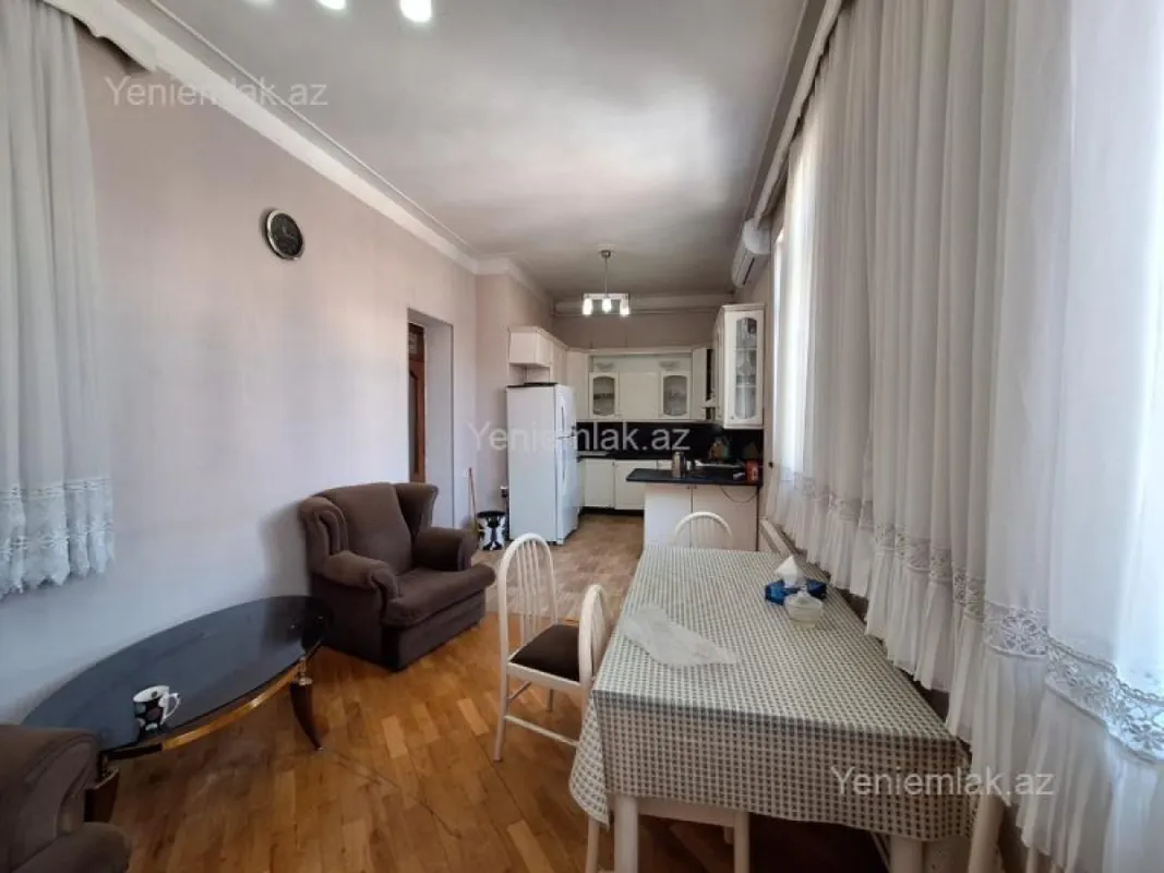 Satılır 4 otaqlı köhnə tikili 200 m²