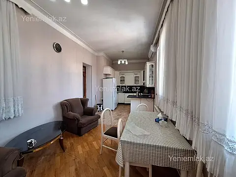 Satılır 4 otaqlı köhnə tikili 200 m²