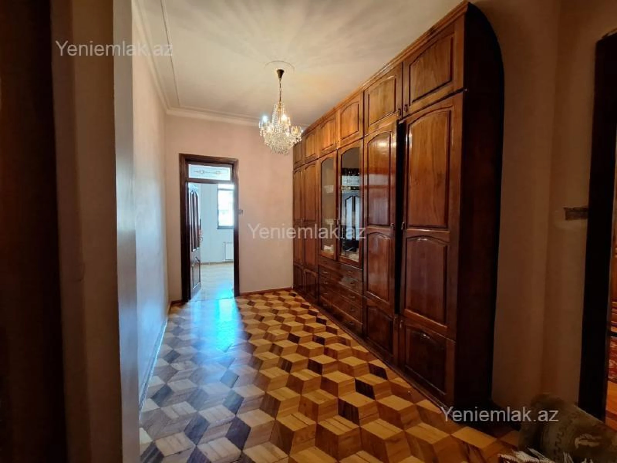 Satılır 4 otaqlı köhnə tikili 200 m²