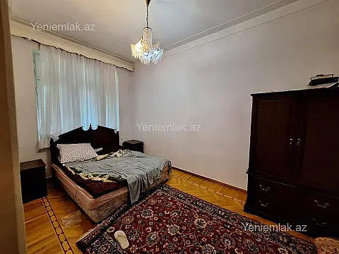 Satılır 4 otaqlı köhnə tikili 200 m²