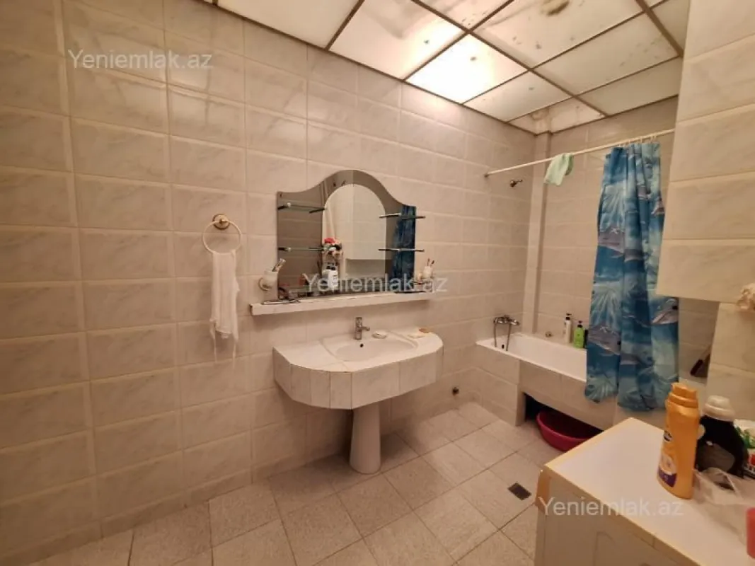 Satılır 4 otaqlı köhnə tikili 200 m²