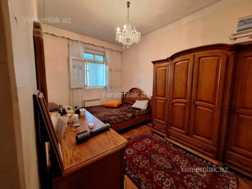 Satılır 4 otaqlı köhnə tikili 200 m²