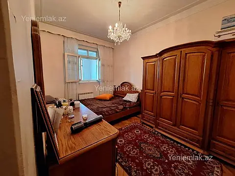 Satılır 4 otaqlı köhnə tikili 200 m²